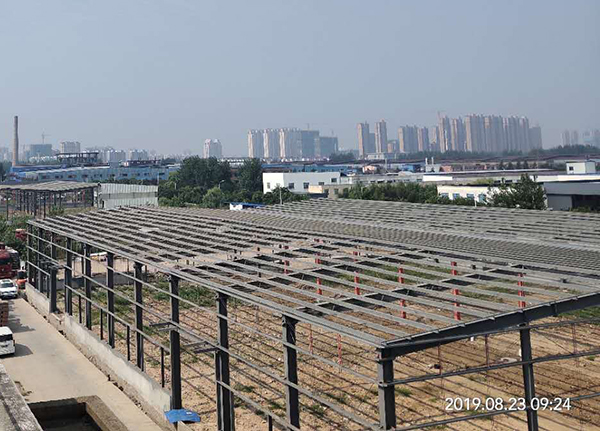 江蘇信年華工貿有限公司1#、2#廠房工程   門式鋼架施工階段.jpg